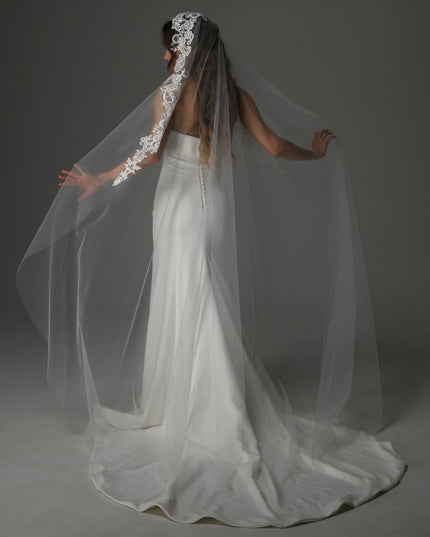 Modern Lace Appliqué Mantilla Veil – One Layer Boho Bridal Veil