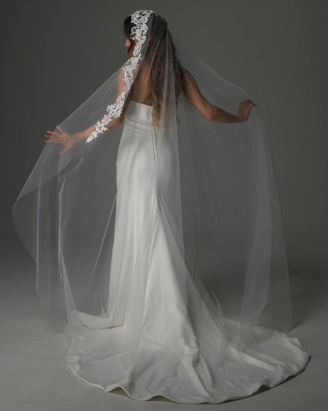 Modern Lace Appliqué Mantilla Veil – One Layer Boho Bridal Veil