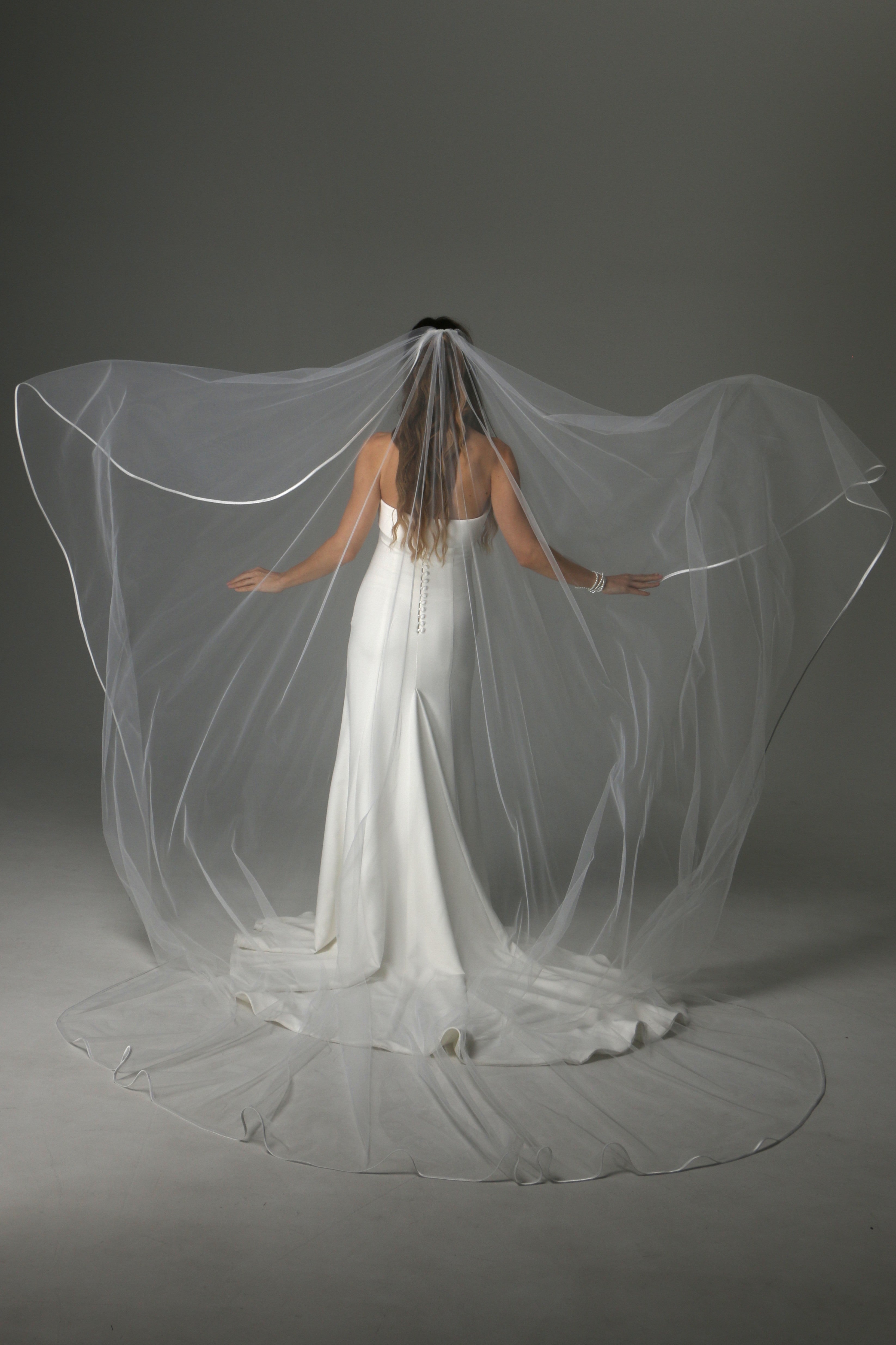 Cascade Veil with Satin Ribbon One Layer Minimalist Bridal Veil | TatianaBride MaxiRoyal 177in(450cm) / Ivory / Plastic Cascade Veil with Satin Ribbon One Layer Minimalist Bridal Veil | TatianaBride MaxiRoyal 177in(450cm) / Ivory / Plastic