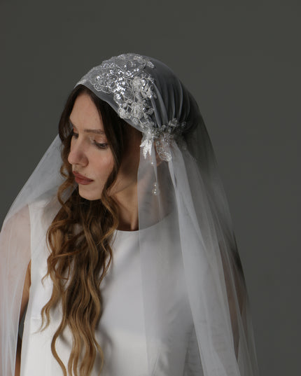 Modern Lace Appliqué Mantilla Veil – One Layer Boho Bridal Veil