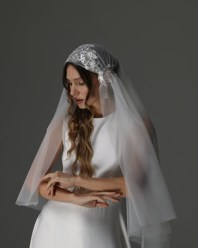Modern Lace Appliqué Mantilla Veil – One Layer Boho Bridal Veil