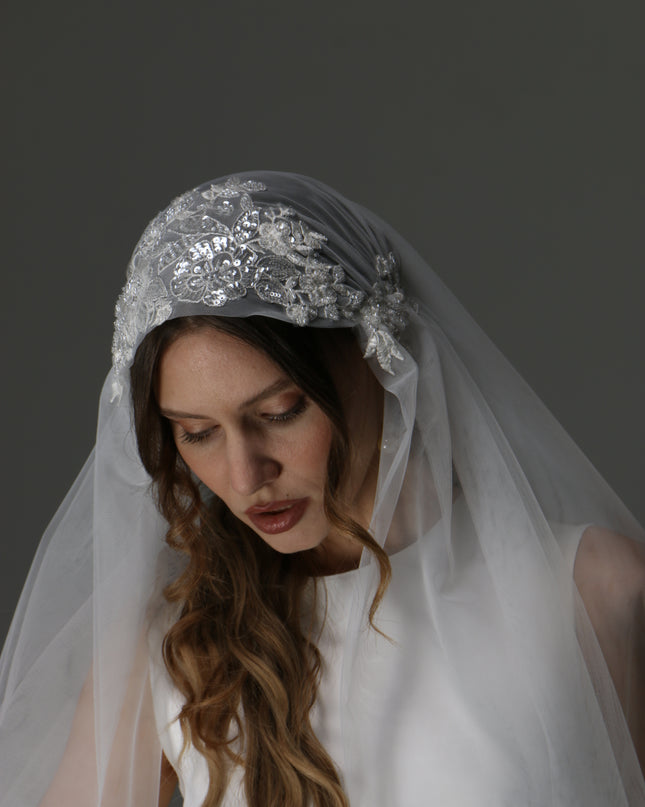 Modern Lace Appliqué Mantilla Veil – One Layer Boho Bridal Veil