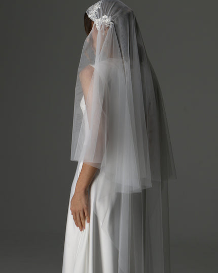 Modern Lace Appliqué Mantilla Veil – One Layer Boho Bridal Veil