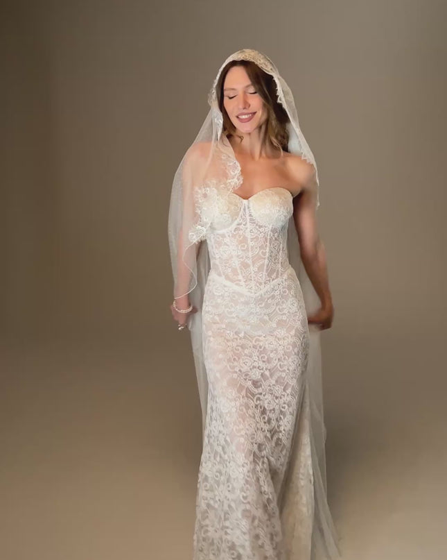 Juliet Cap Wedding Veil with Lace, Dotted Tulle Bridal Veil with Pencil Edge, Vintage Romantic Bridal Veil